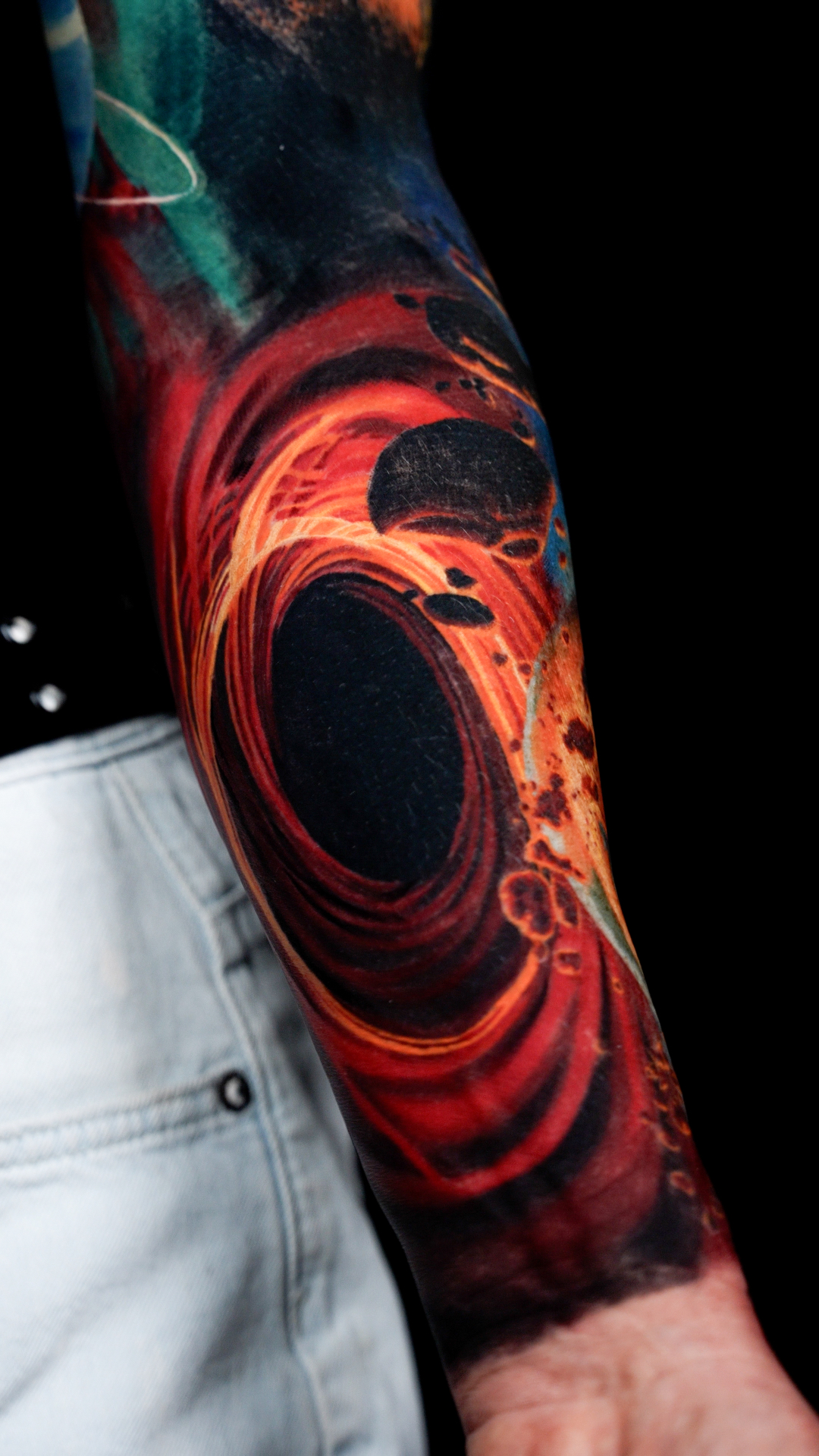 Colour realism inner forearm of a black hole with a glowing red accretion disk